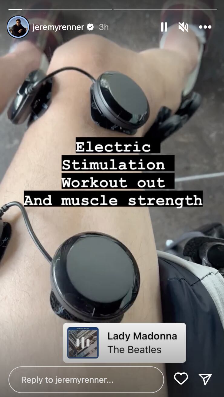 Jeremy Renner recibe estimulación eléctrica en su pierna mientras continúa su recuperación en casa