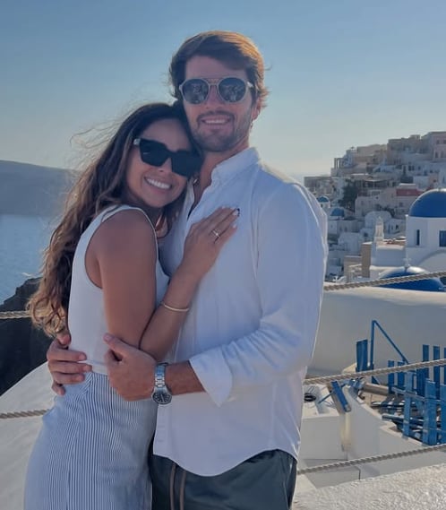 Luciana Fernández, ex EEG, se comprometió con su prometido William James en Grecia.
