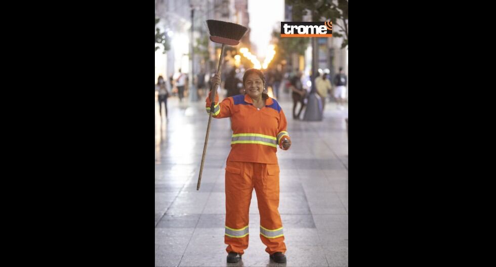 Isabel Cortez, 'Chabelita', trabaja desde hace 17 años en la limpieza pública de Lima y ahora es virtual congresista de la República. (Trome / José Rojas)