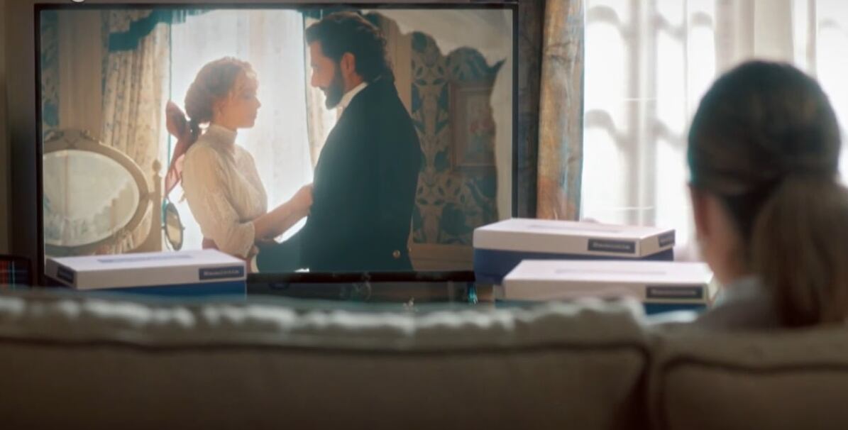 Escena en "4 estrellas" en la que Menchu está viendo "La promesa" en la televisión (Foto: RTVE)