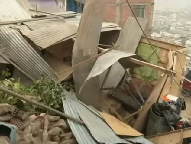 Casa aplastada por derrumbe en el Rímac