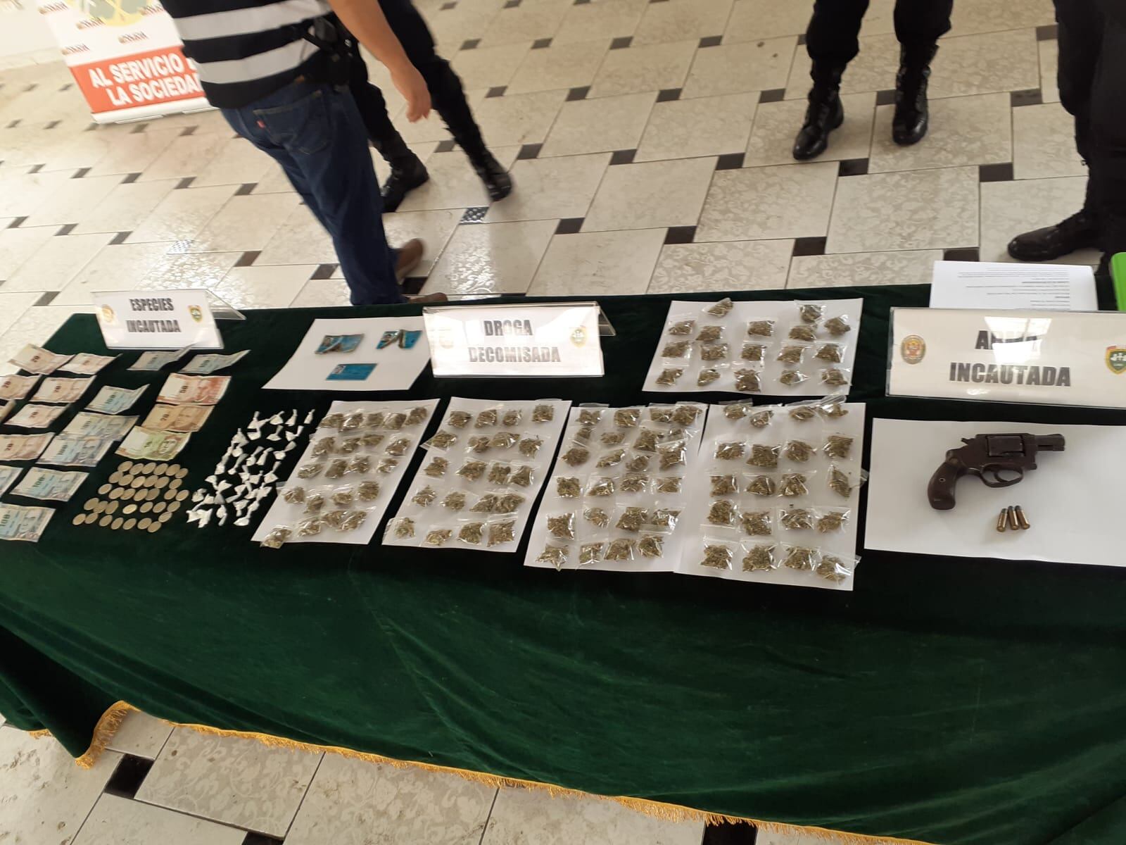 Un clan familiar llamado ‘Los Bravos de Gálvez’, conformada por dos hermanos y el cuñado, quienes se dedicarían a amenazar y extorsionar a comerciantes que trabajan en los alrededores del centro comercial Polvos Azules, fueron capturados.