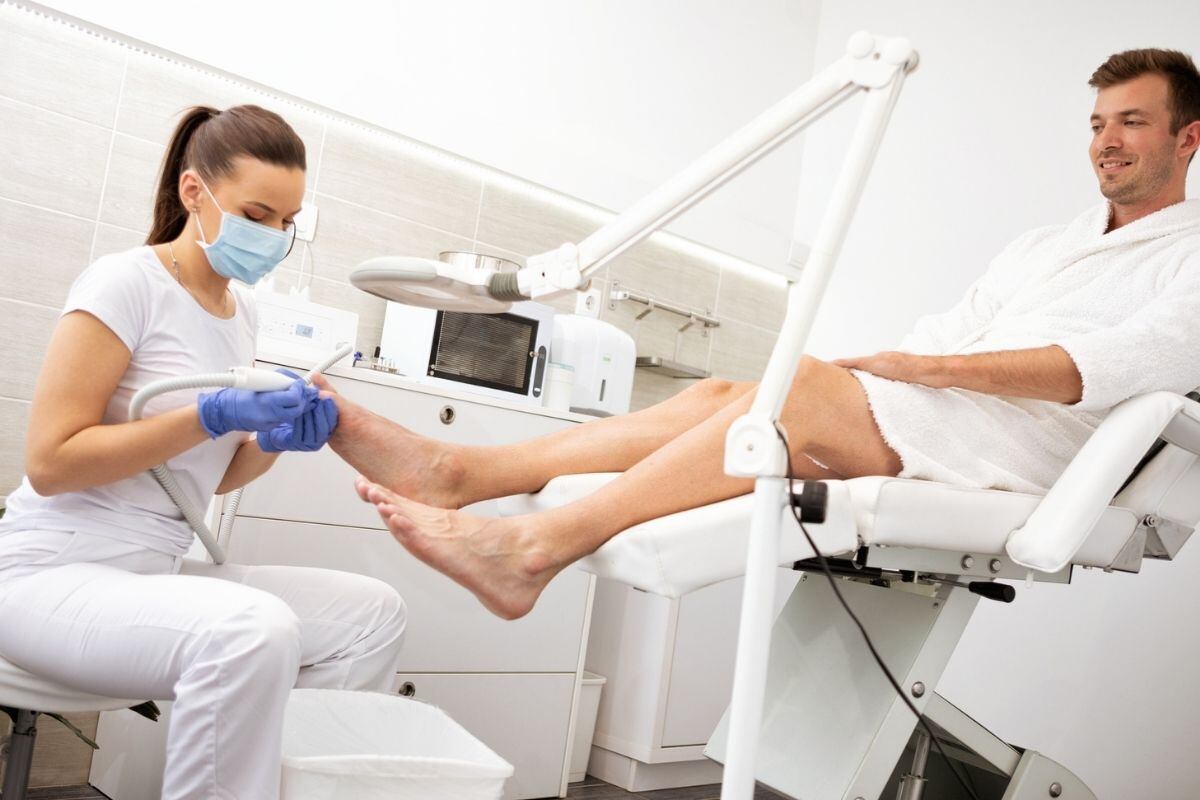 No solo las mujeres deben ir al podólogo, también los varones. Foto: iStock.