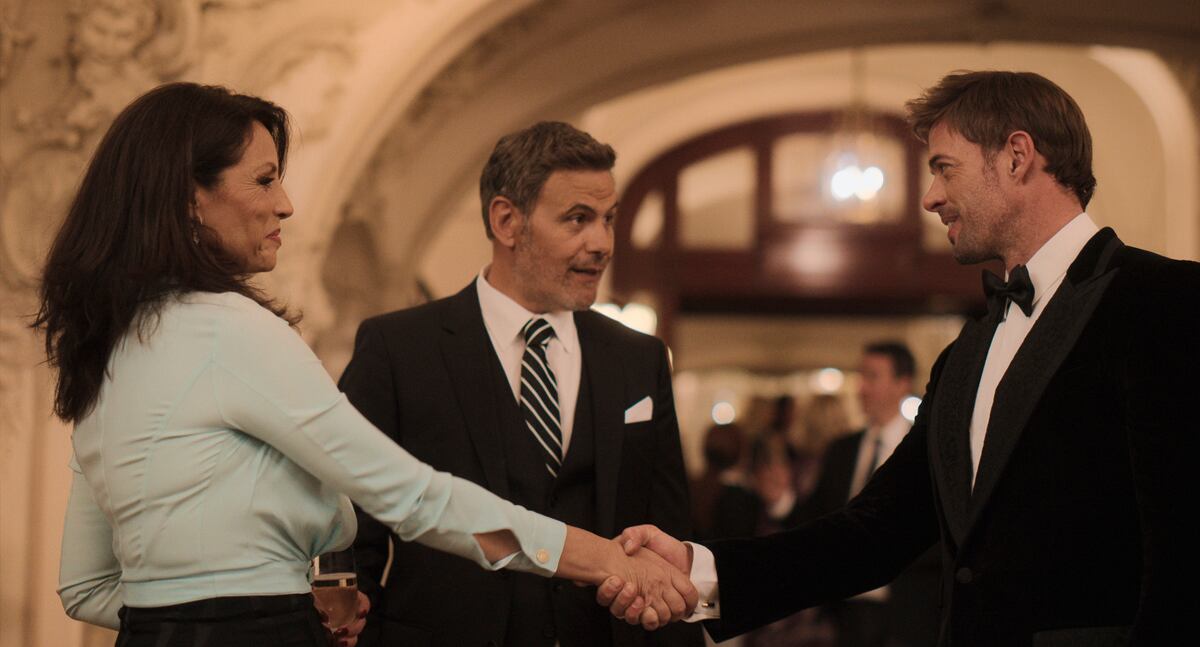 Los actores Itziar Atienza, Roberto Enríquez y William Levy en una escena de "Montecristo" (Foto: ViX+)