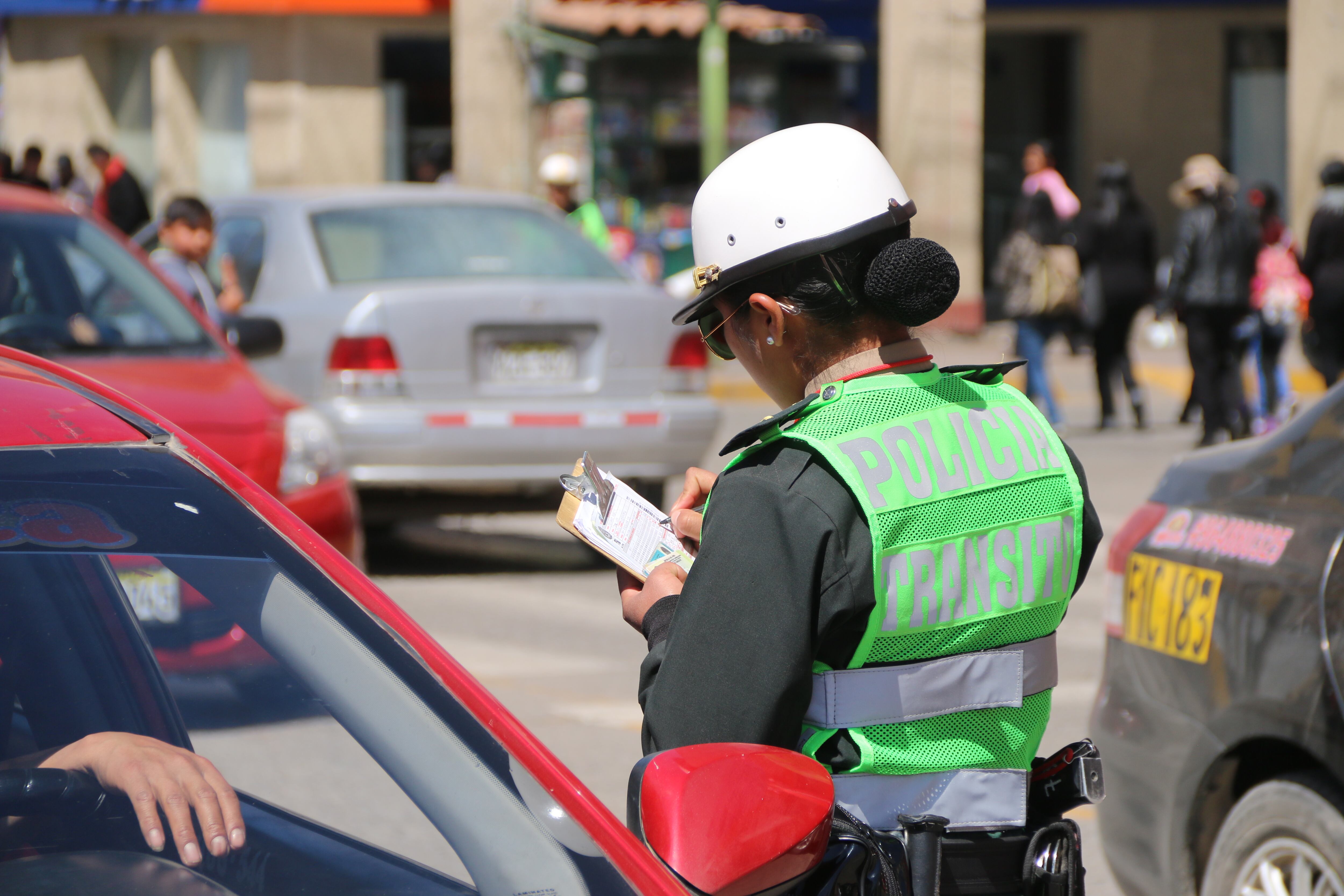Policía de transito. Papeleta. Iinfracción DE TRANSITO.