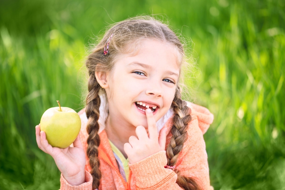 Aprende cómo cuidar la salud bucal de tu hijo durante la caída de sus dientes de leche. Foto: Istock.
