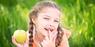 Aprende cómo cuidar la salud bucal de tu hijo durante la caída de sus dientes de leche. Foto: Istock.