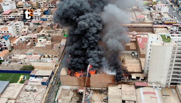Incendio en San Miguel, cerca de la avenida La Paz con Lima
Fotos: Gian Ávila/@photo.gec