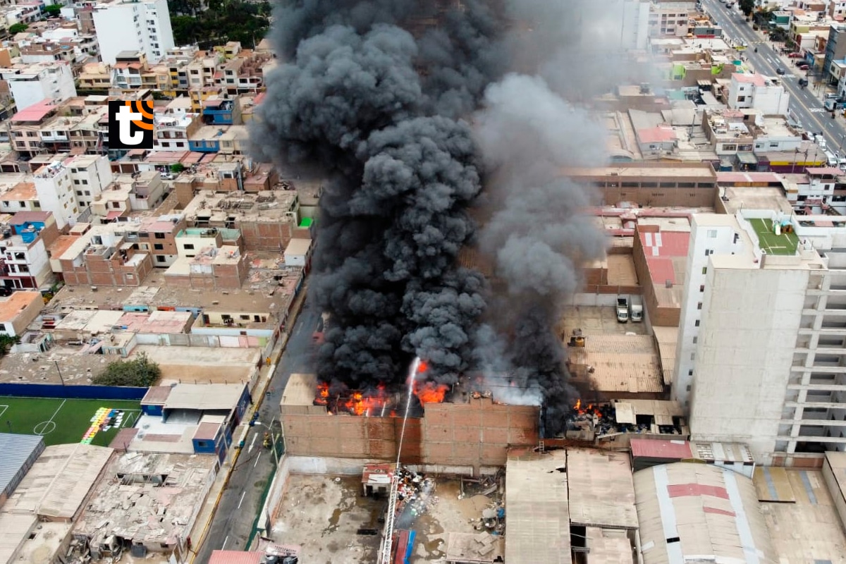 Incendio en San Miguel, cerca de la avenida La Paz con Lima
Fotos: Gian Ávila/@photo.gec