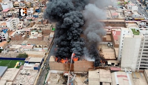 Fuerte incendio ocasiona explosiones en San Miguel: Fuego consume almacén de productos químicos