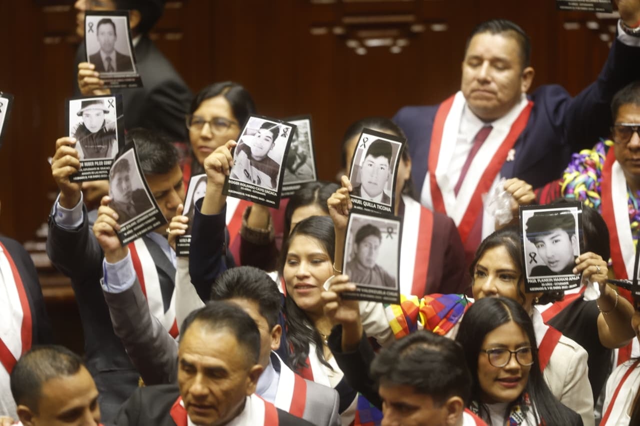 Nuevos diputados mostraron las fotos de los fallecidos en las protestas del 2023. (Mario Zapata N. / @photo.gec)