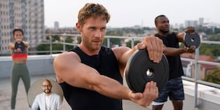 Entrenar con pesas mejoran la salud de tus arterias. Foto: Freepik.