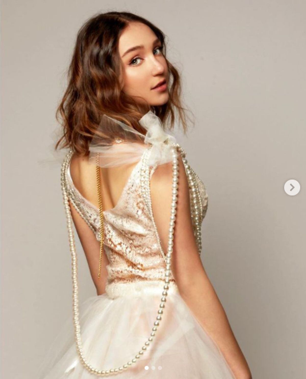 La hija de Andrea Legarreta y Erik Rubín luciendo su vestido de 15 años (Foto: @luisdelaluz / Instagram)