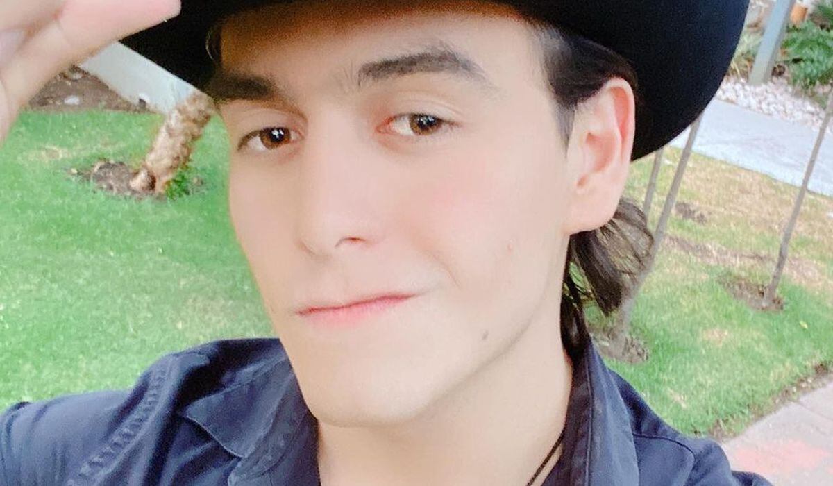 Cerca de la casa donde velan al artista, los periodistas trataban de conseguir declaraciones de quienes llegaban a darle el pésame a Maribel Guardia (Foto: Julián Figueroa / Instagram)