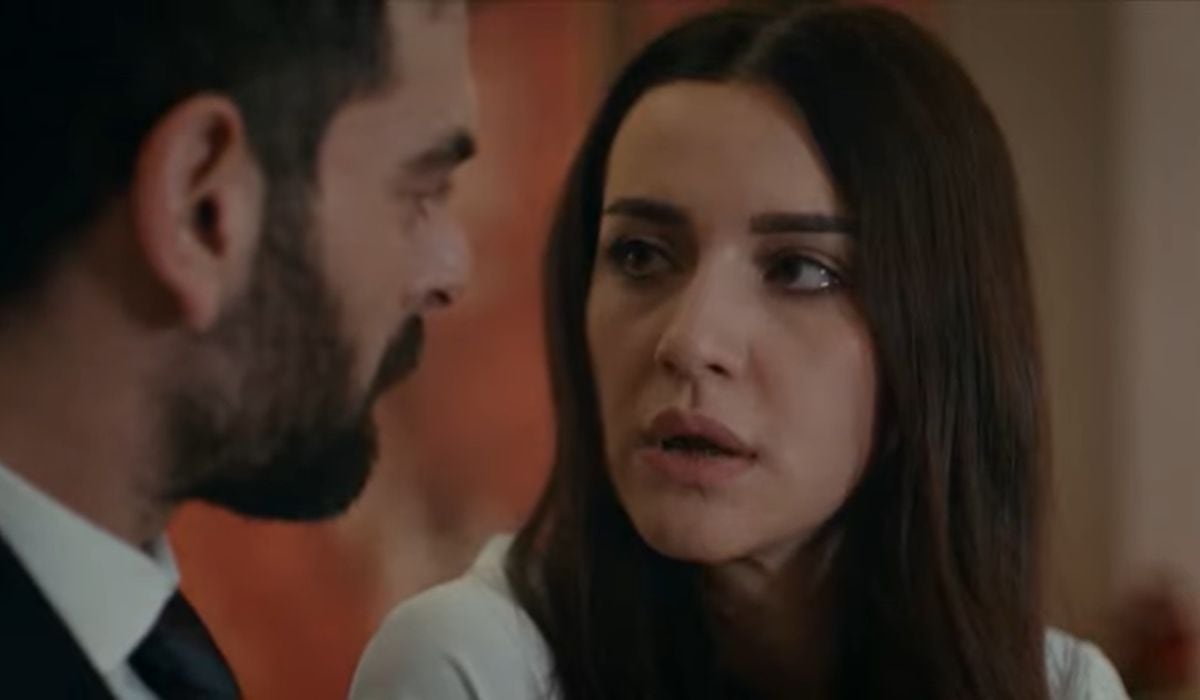 En "Fugitiva", Nefes olvida el aniversario de la primera cita que tuvo con su esposo Vedat, quien lleno de ira comienza a maltratarla, sin interesarle que su hijo los escuche (Foto: Sinegraf Film)