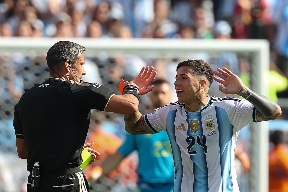 Tarjeta roja para Enzo Fernández. Argentina se queda con un jugador menos. Foto: Agencia AFP.