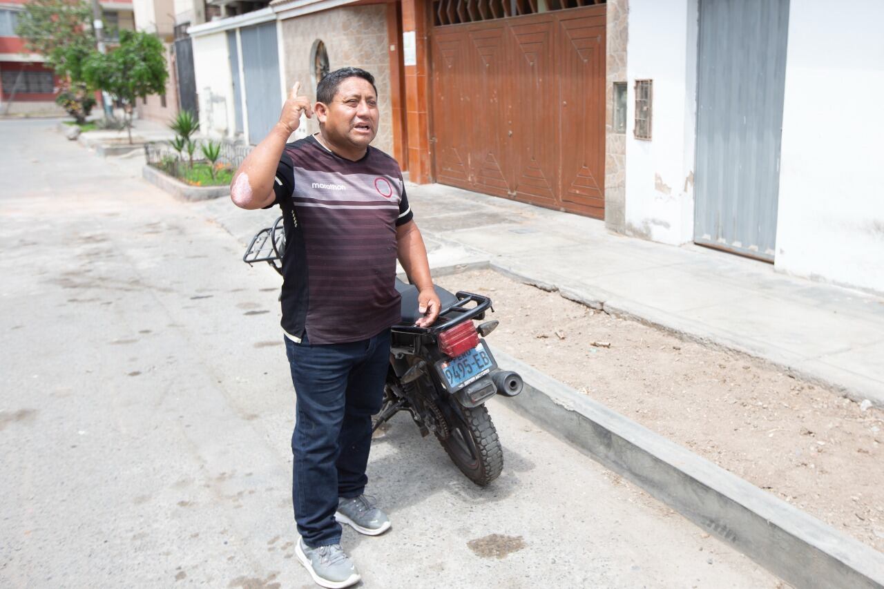 Gabriel Sosa retornó al lugar del robo para explicar el hecho. Dijo que los ladrones huyeron efectuando disparos al aire. Pide celeridad a la Policía para dar con los responsables. | Foto: Andrés Paredes / Trome