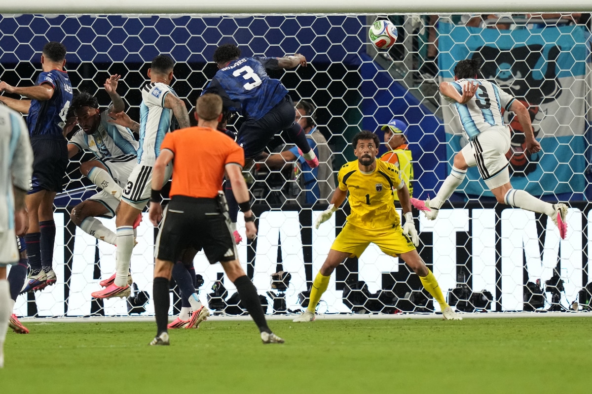 Fuerte cabezazo de Cuti Romero que se desvía en Borges y termina en el 3-2 de Argentina ante Cabo Verde. (AP Photo/Lynne Sladky)