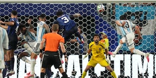 Fuerte cabezazo de Cuti Romero que se desvía en Borges y termina en el 3-2 de Argentina ante Cabo Verde. (AP Photo/Lynne Sladky)