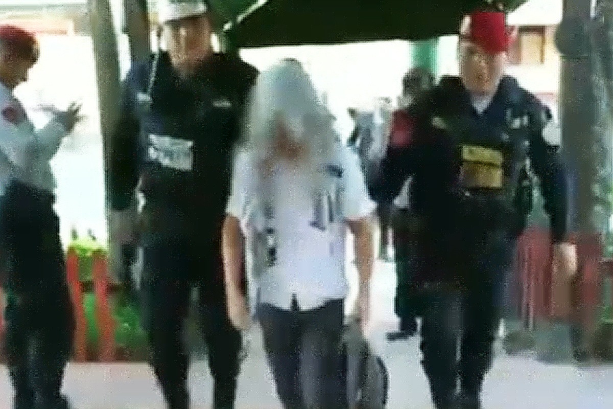 El adolescente fue llevado desde la institución educativa hasta la Unidad de Emergencias de la Policía de Loreto para realizar investigaciones.