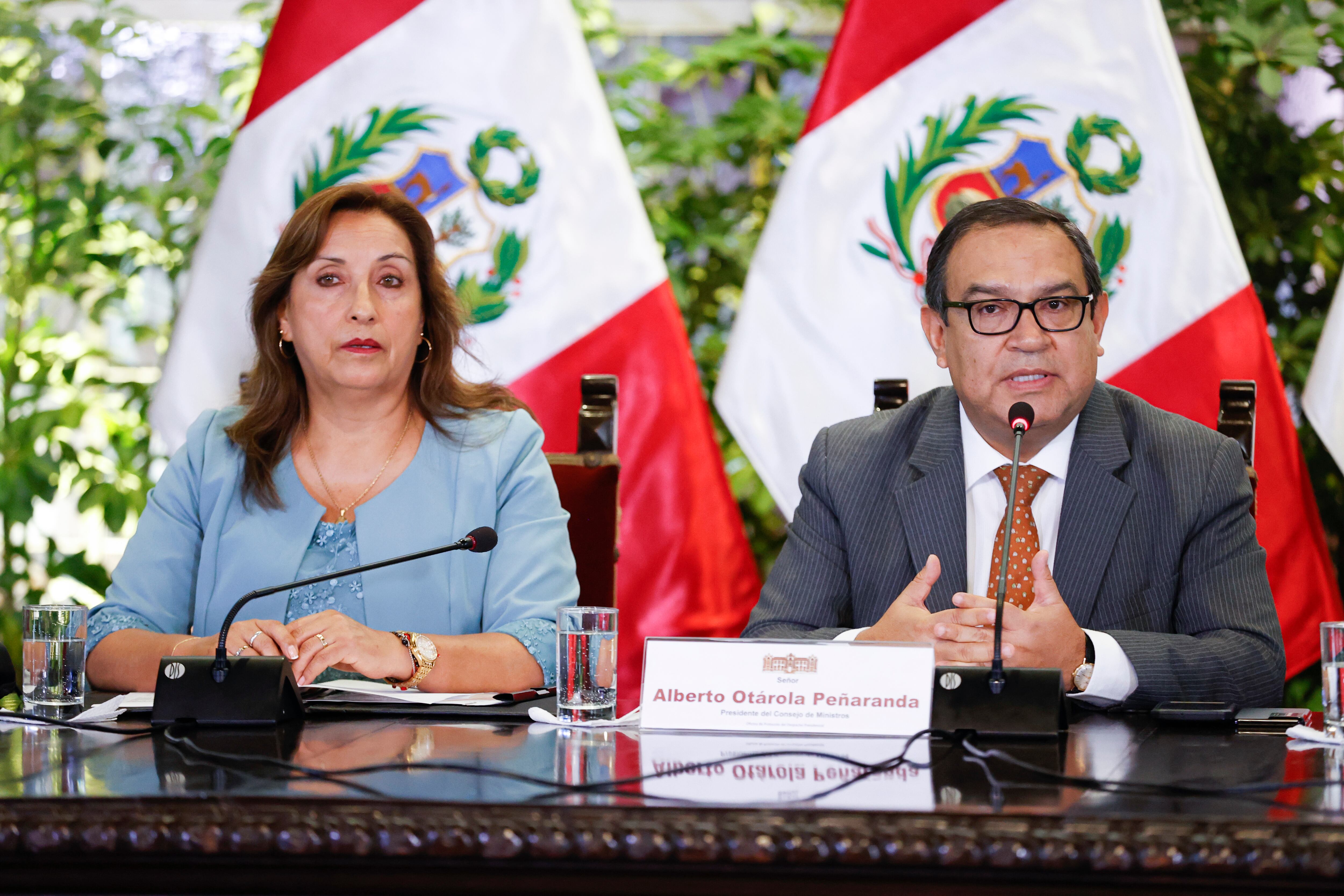 Dina Boluarte y su insustituible premier Otárola.