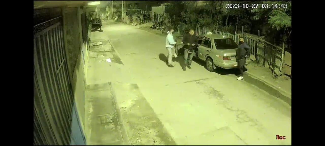 El vehículo se estaciona más adelante y descienden los delincuentes.