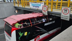 ¡DE TERROR! Bus panorámico choca contra puente en av. Arequipa y casi mata a turistas