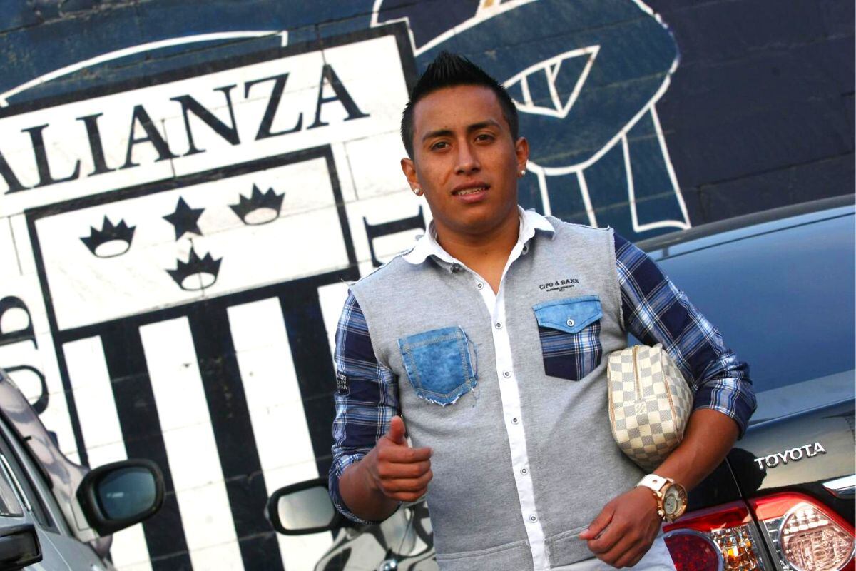 Christian Cueva sale del estacionamiento de Alianza Lima (GEC)