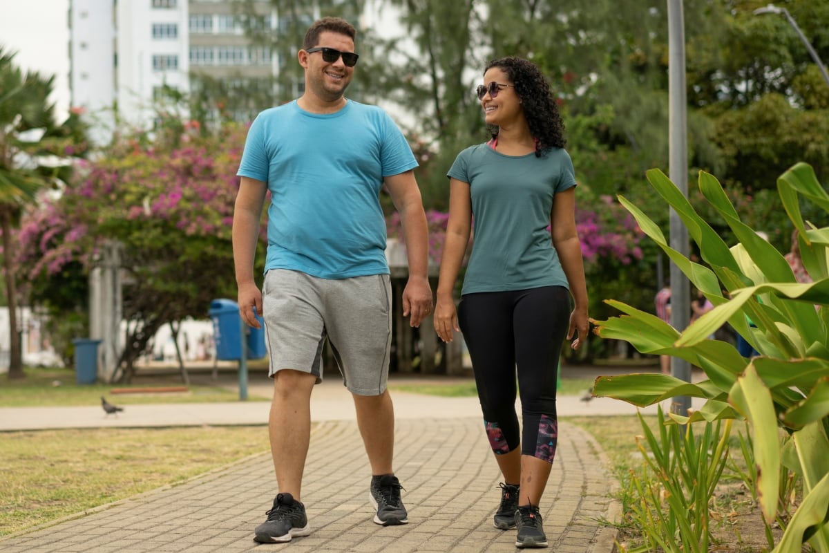 Basta con caminatas de 20 minutos al día para generar grandes cambios en tu salud. Foto: Istock.