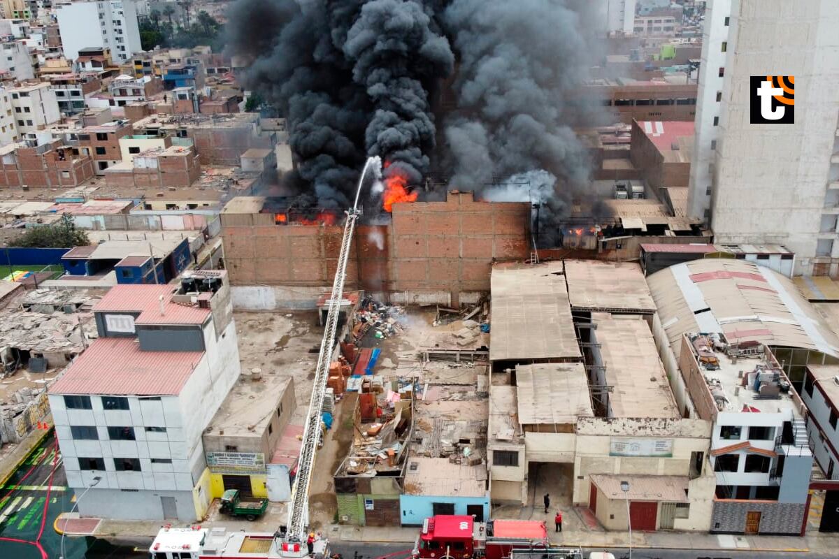 Incendio en San Miguel, cerca de la avenida La Paz con Lima
Fotos: Gian Ávila/@photo.gec