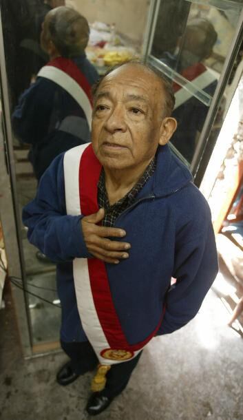 Papá de Dante, de quien aprendió todo sobre bordaduría. Foto: Facebook.