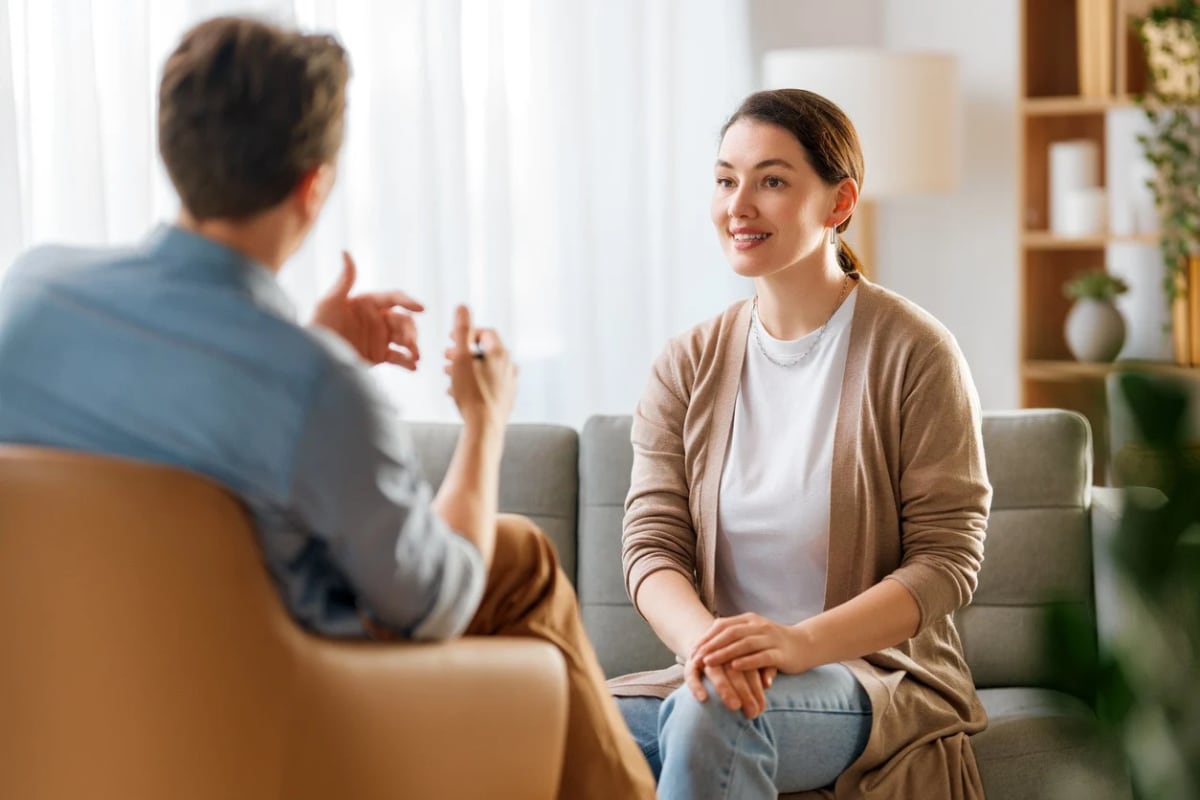 Escuchar y acompañar puede ser el primer paso. Foto: Istock.