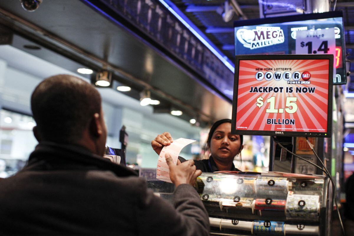 Una persona comprando un boleto del Powerball (Foto: AFP)