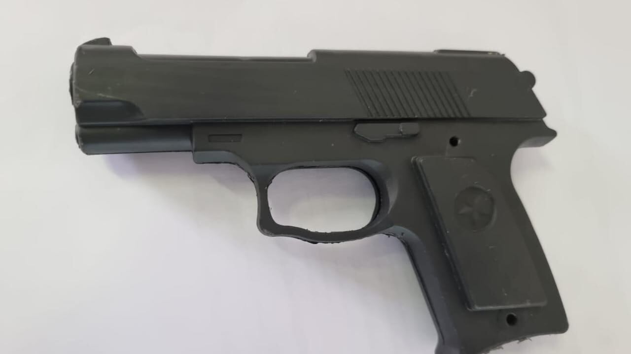 Policías del Escuadrón de Emergencia Este 1 rescataron a un presunto ladrón retenido por vecinos.