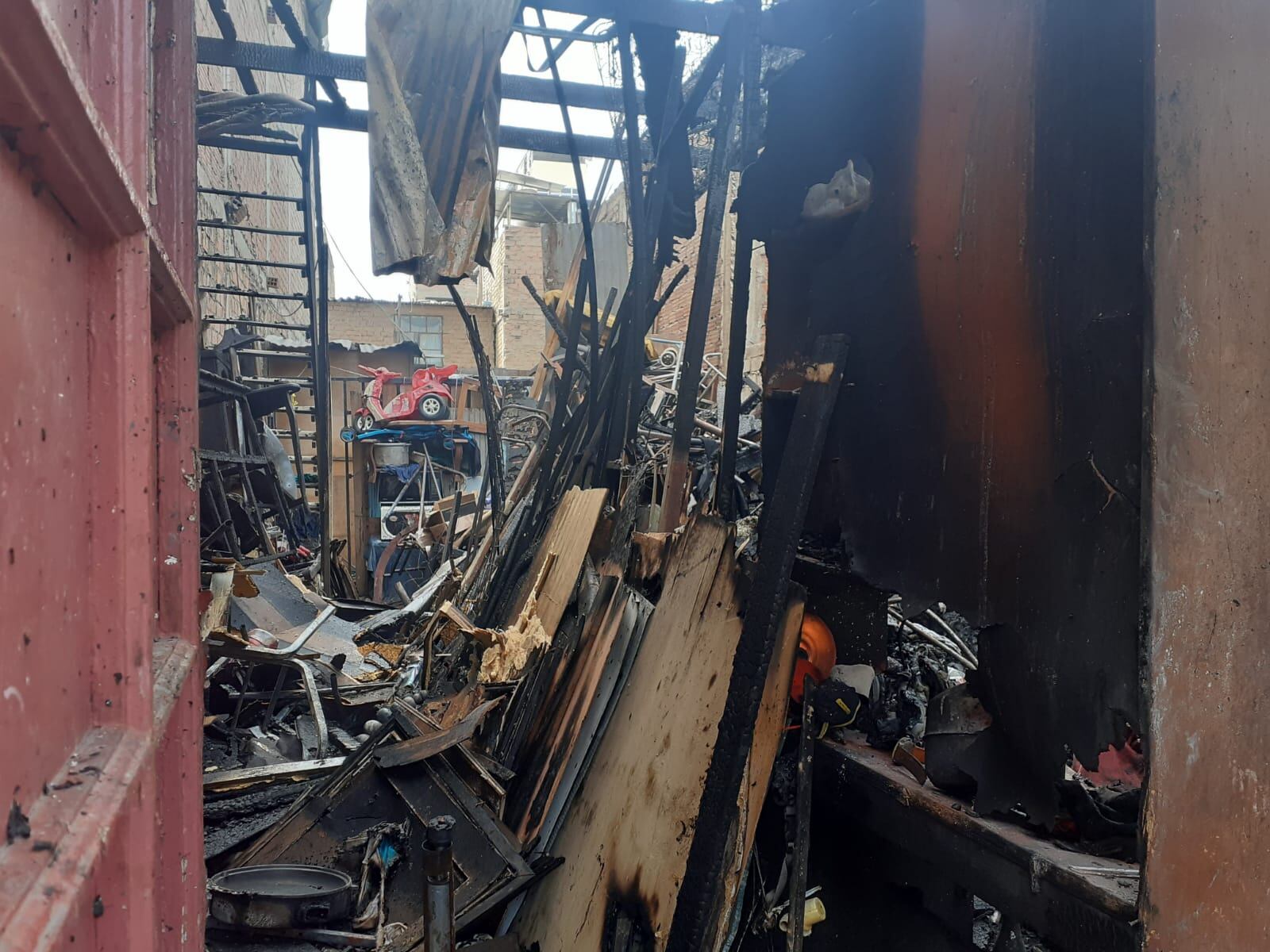 El ancianito Juan Solís Campos (69) se convirtió en un héroe y rescató a su hermano Mauro, 79 años, y a su mascota de un voraz incendio que consumió su vivienda, en San Juan de Miraflores. (foto: Mónica Rochabrum/TROME)