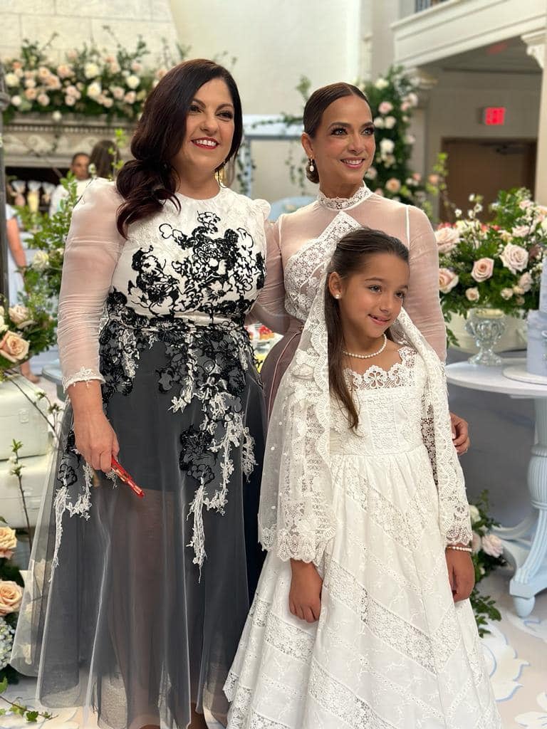 Adamari López estuvo junto a su pequeña en su primera comunión (Foto: Marita Rial / Facebook)