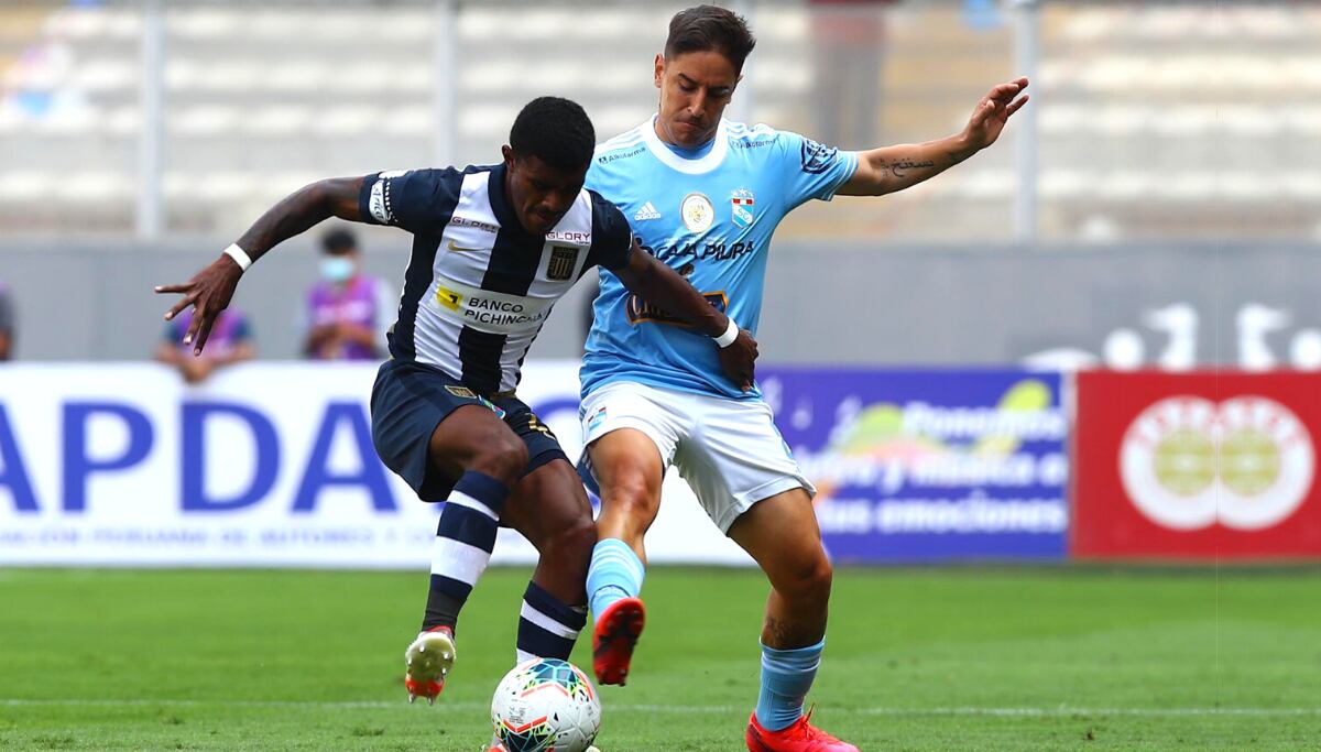 Hohberg y Mora en duro duelo durante el partido (Foto: Liga 1)