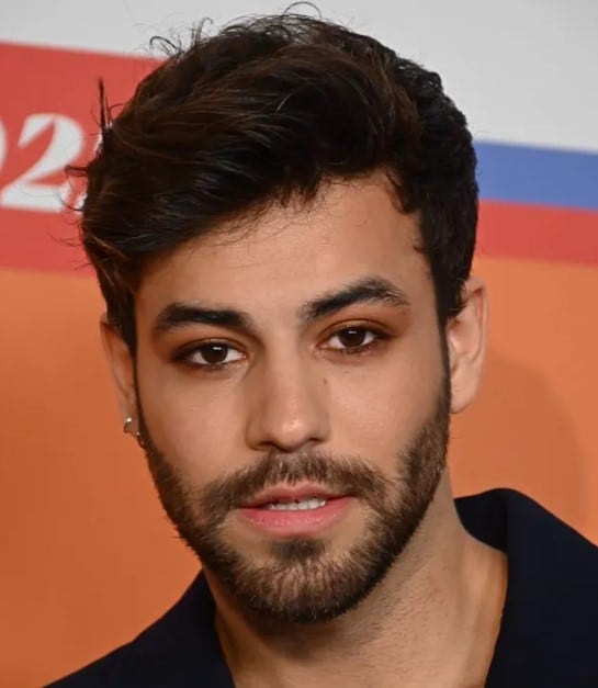 El cantante Agoney suele recurrir al delineado de ojos en sus presentaciones en vivo (Foto: CORDON PRESS)