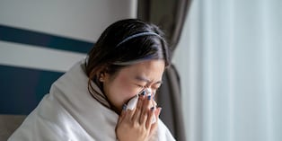 Las infecciones virales son contagiosas, generalmente a través de gotitas al toser, estornudar o por contacto. Acude al médico si hay dificultad para respirar, fiebre muy alta y deshidratación grave (orinar poco, boca seca). Foto: Istock