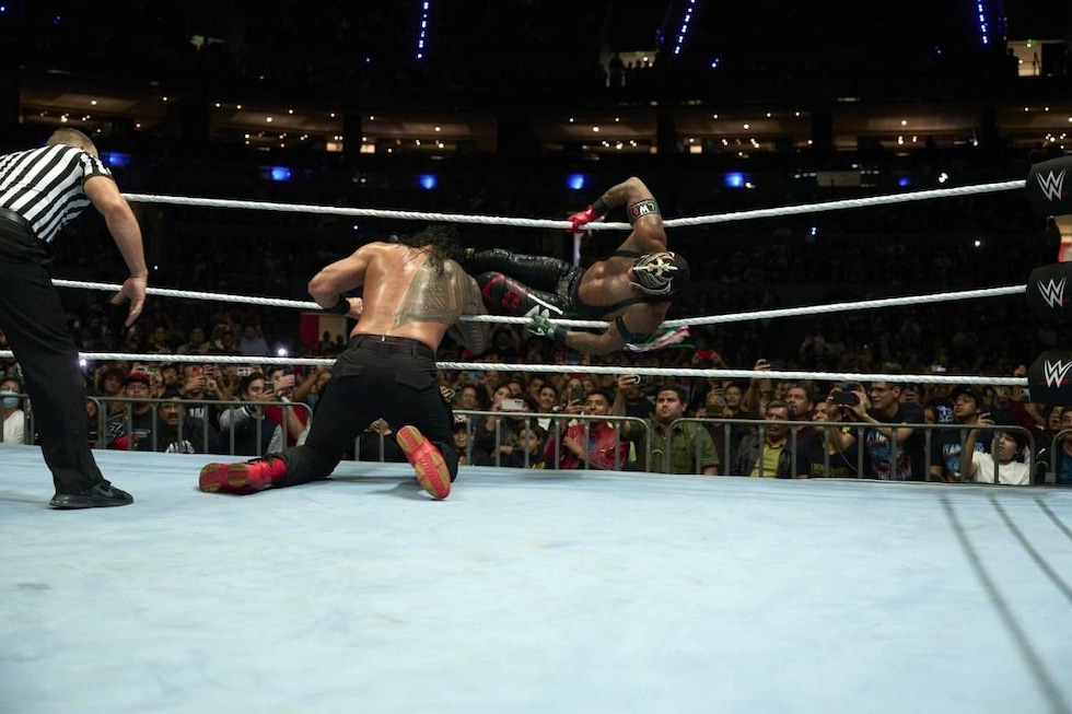Rey Mysterio no pudo contra Roman Reigns en la lucha por el título indiscutido de WWE, debido a la intervención de Dominik. (Fotos: WWE Corp)