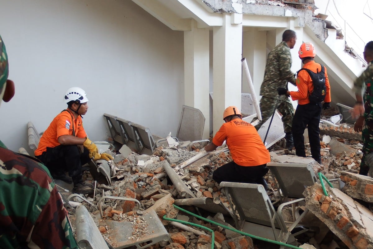 Terremoto de magnitud 7,7 sacudió la isla de Flores en Indonesia. (ARNOLD WELIANTO / AFP)