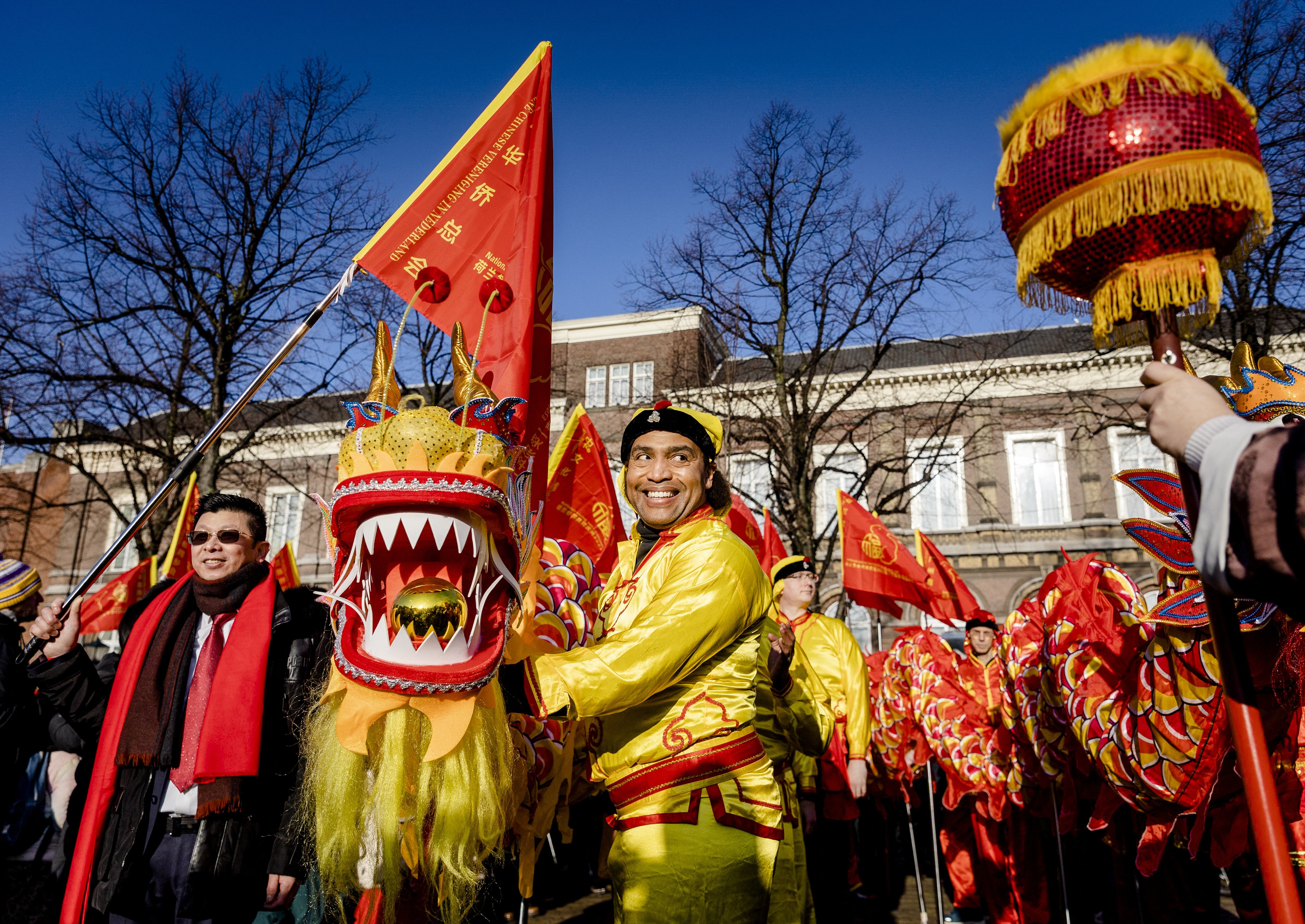 Los juerguistas asisten a un desfile durante la celebración del Año Nuevo chino en La Haya, Holanda, el 21 de enero de 2023. (Foto: AFP)