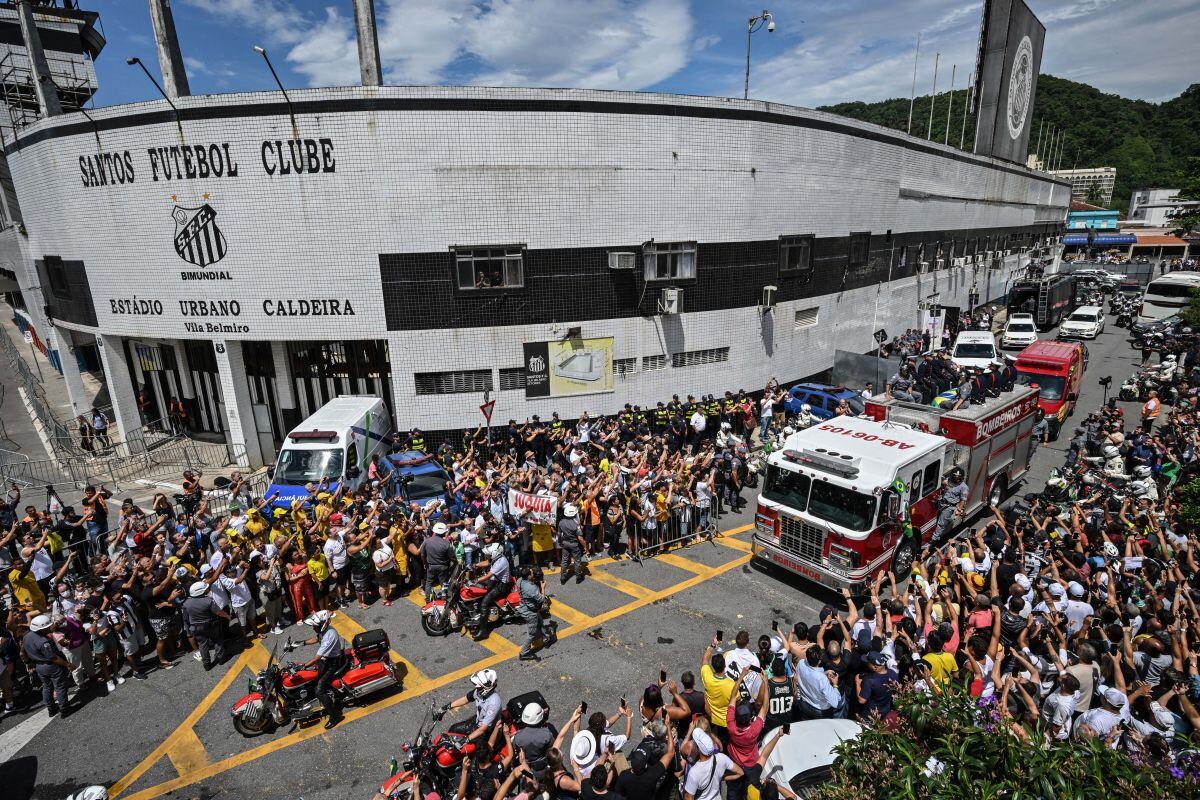 Se ubica a 850 metros del estadio Vila Belmiro, en la ciudad de Santos (Foto: AFP)