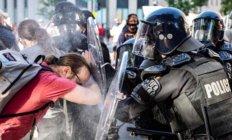 Los agentes rocían gas pimienta a un manifestante cerca de la Casa Blanca. (EFE / EPA / SAMUEL CORUM).