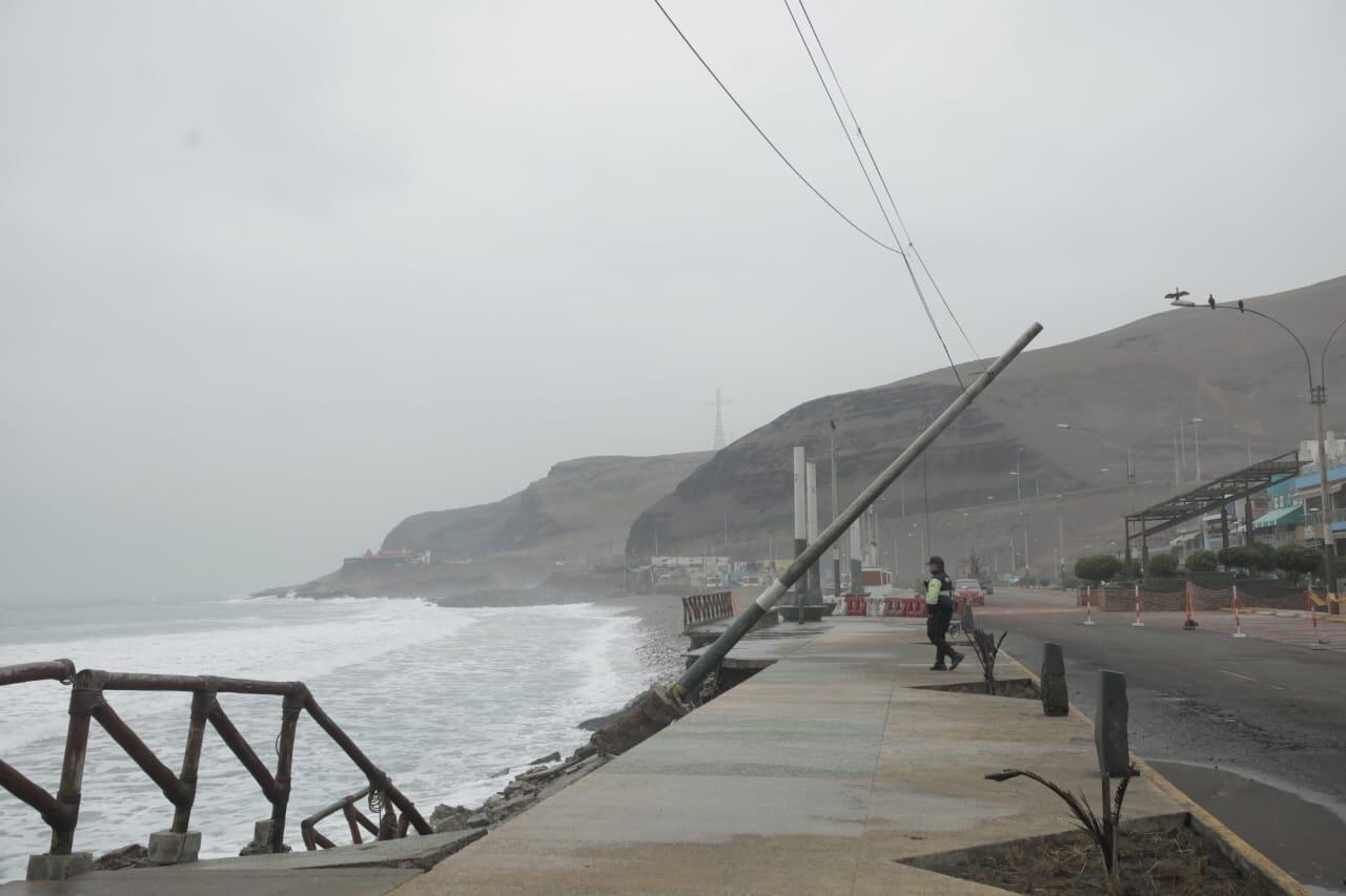 Poste cayó tras el colapso de un tramo del malecón La Herradura, en Chorrillos. Britanie Arroyo/ @photo.gec