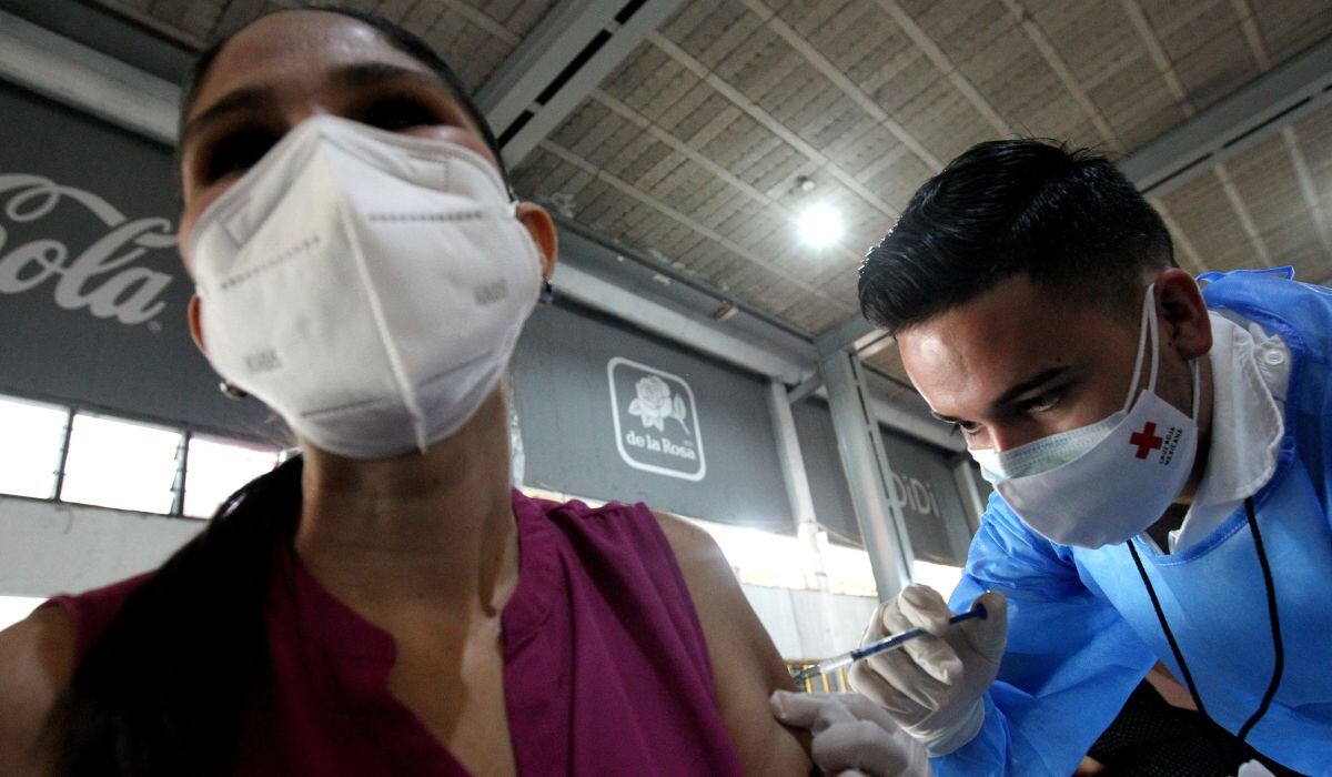 Un docente recibe una dosis de la vacuna CanSino Biologics contra COVID-19 en un centro de vacunación instalado en el Auditorio Benito Juárez de Guadalajara, México, el 28 de abril de 2021. (Foto: Ulises Ruiz / AFP)