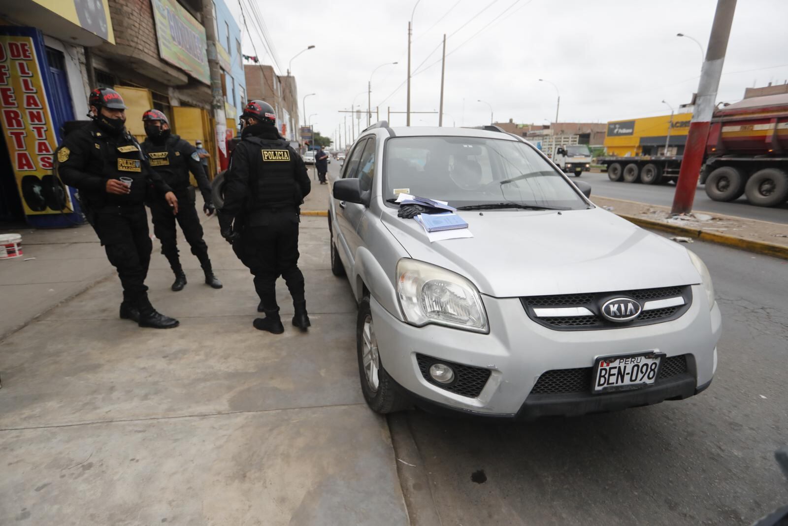 Camioneta usada por los delincuentes para huir tenía la placa robada. | Foto: Joseph Ángeles