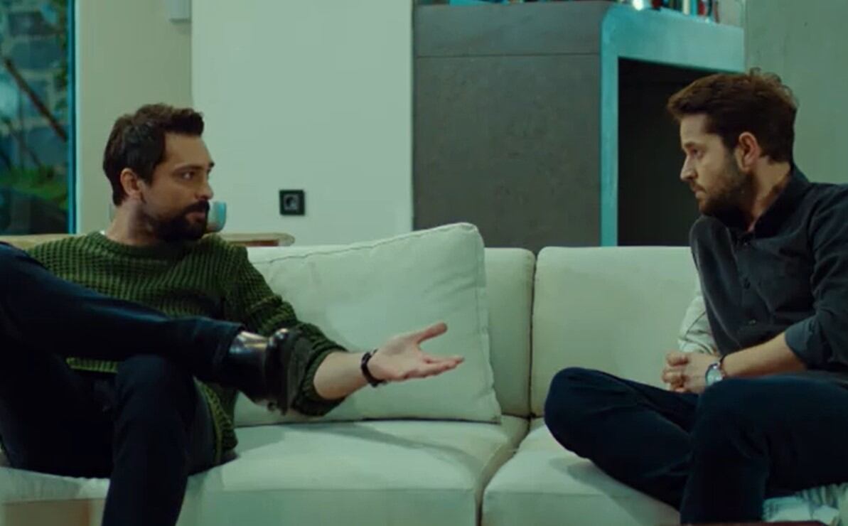 Hakan conversa con Alihan y le hace ver cómo se está comportando (Foto: Med Yapim)