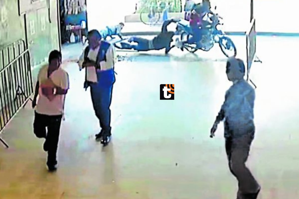 Criminales trataron de huir en una moto.