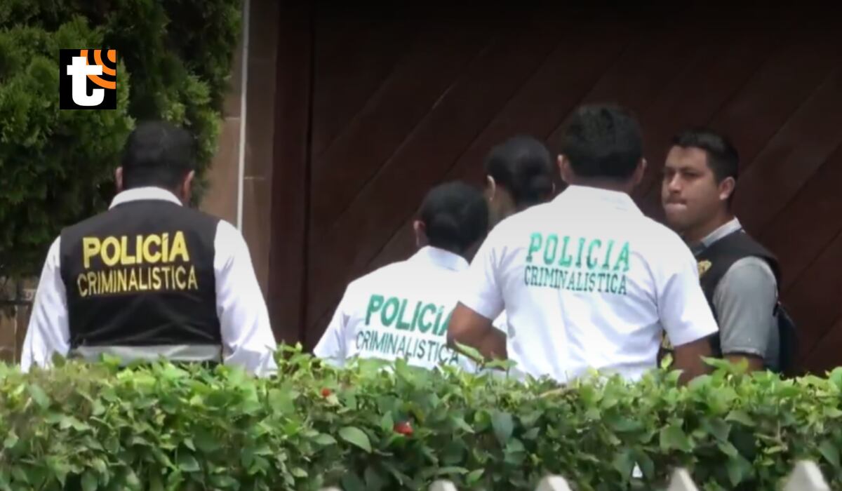 Peritos y policías en la puerta de la casa de Jean Deza.